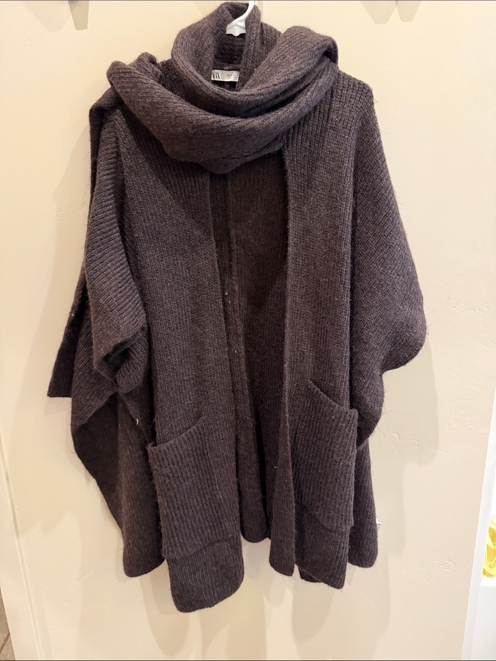 Zara poncho with scarf - Picture 2 of 4